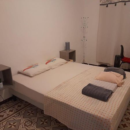Petit Appart Entier Au Coeur Des Remparts - Netfix Et Connection Fibre Gratuits Carpentras Luaran gambar
